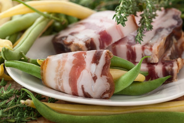 Marktfrische Bohnen mit Speck umwickelt