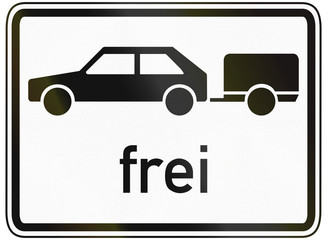 German traffic sign additional panel to specify the meaning of other signs: Cars with trailer allowed