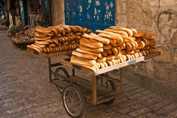 Obraz premium Cart of bread in the streets of Old Jerusalem.