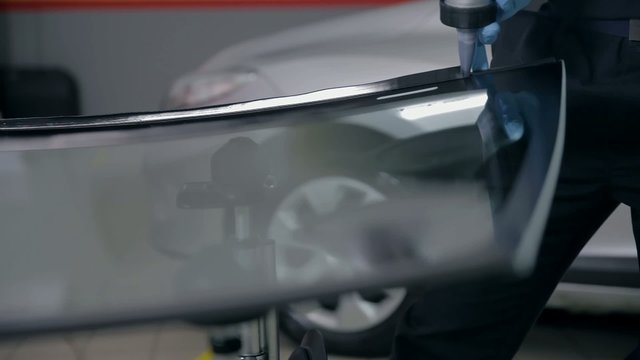 Spreading the fugue over the car's windscreen