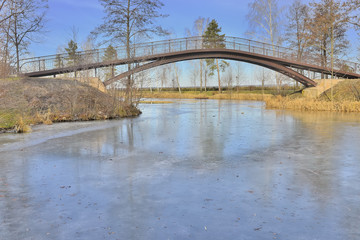 Вид на красивый мост через озеро