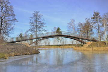 Obraz premium Вид на красивый мост через озеро