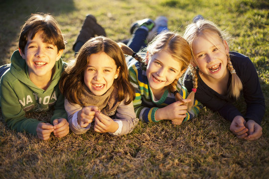 Ni&ntilde;os tumbados cantando