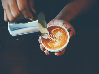 Zelfklevend Fotobehang kopje koffie latte art in coffeeshop © chayathon2000
