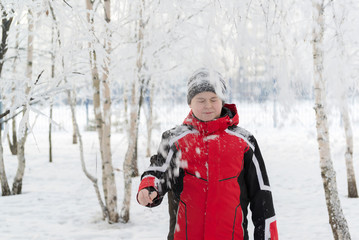 Fototapeta na wymiar Teenager boy in winter park