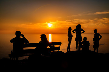 Obraz na płótnie Canvas people waiting for a sunset