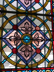 Détail d'un vitrail floral ancien.