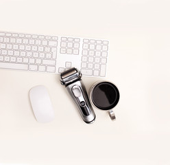Tastatur,Mouse,Rasierer und eine Tasse Kaffee