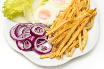Uova e patatine fritte con contorno di cipolle rosse e lattuga