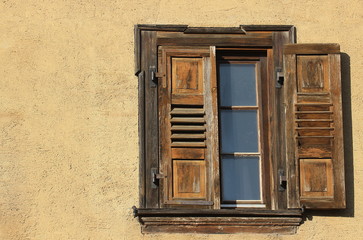 Alter renovierungsbedürftiger Fensterladen