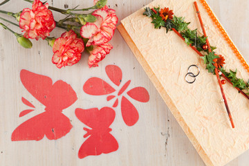 Hochzeitseinladung mit Blumen und Schmetterlingen