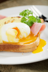 Fototapeta premium Wachsweiches Ei auf Schinken mit Toast