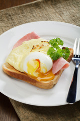 Wachsweiches Ei auf Schinken mit Toast