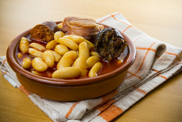 Fabada en cazuela