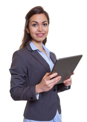 Sympathische Geschäftsfrau im grauen Blazer mit Tablet