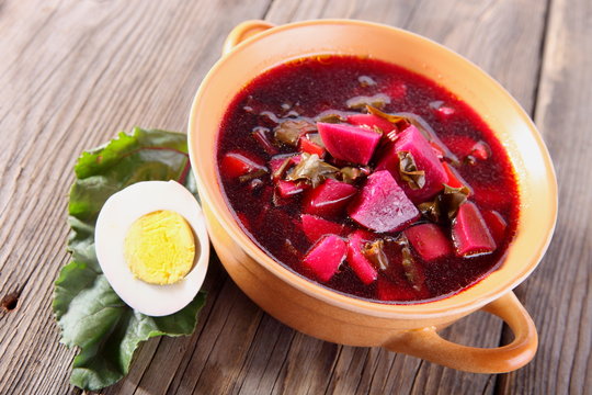 borsch with beetroot leaves