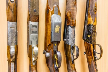 Keuken spatwand met foto close-up van een rij wapens weergegeven in wapenwinkel © joppo