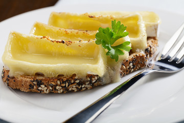 Gratinierter Camembert auf Brot