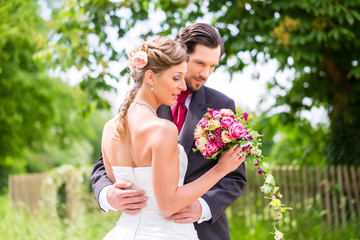 Hochzeitspaar mit Brautstrauß