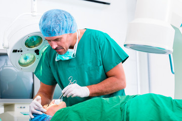Chirurg bei Operation in OP-Saal