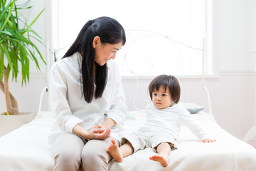 Obraz na płótnie Canvas asian mother and baby lifestyle image