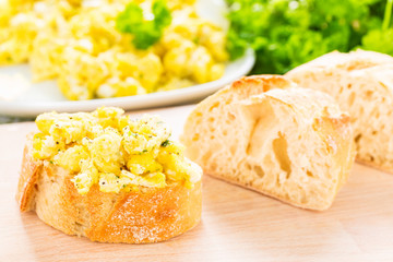 Rührei auf Baguette - scrambed eggs and baguette