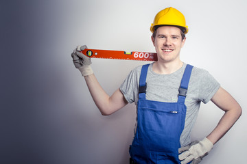 Bauarbeiter mit Wasserwaage