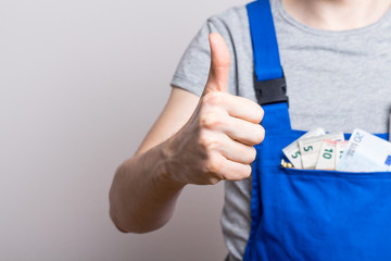 Bauarbeiter mit Geld