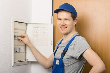 Hausmeister am Stromkasten