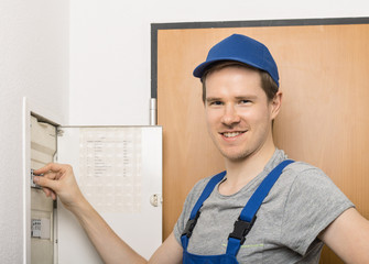 Hausmeister am Stromkasten