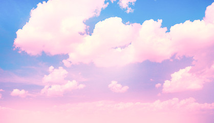 Naklejka premium Tło błękitnego nieba z różowe chmury