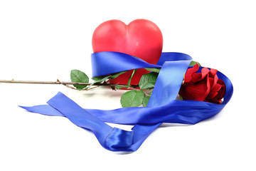 Herz und Rose in blauem Band