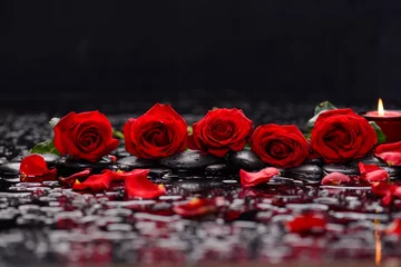 Fototapeten Spa-Konzept-Set aus roter Rose auf nassen Steinen © Mee Ting