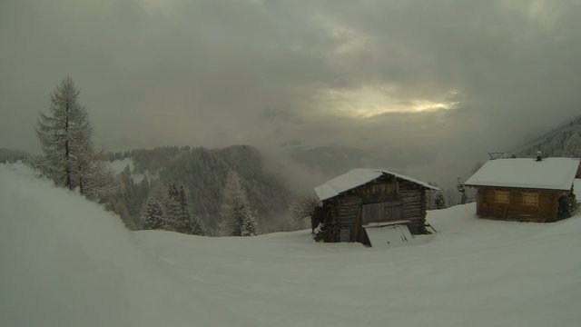 Zeitraffer Italien H&uuml;tte mit Wolken