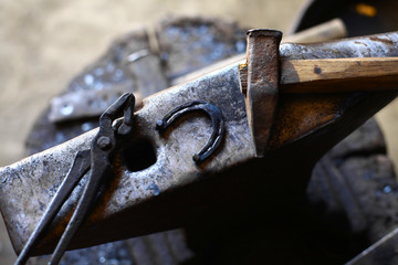 Anvil, horse shoe and hammer