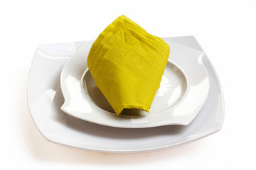 Pliage de serviette en cornet sur assiette blanche