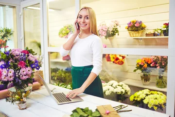 Store enrouleur tamisant Fleuriste Successful florist in flower shop