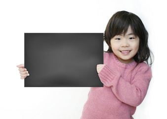 メッセージボードを持つ女の子（黒板）