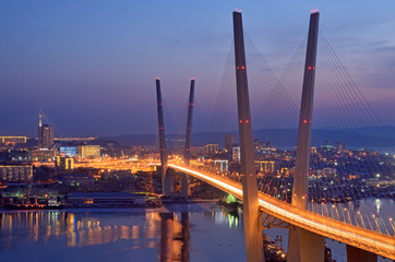 Ночной вид моста во Владивостоке через залив Золотой...