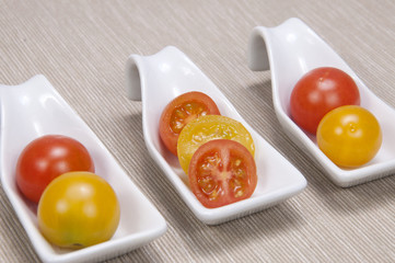 Tomate cherry en cucharas