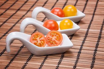 Tomate sobre bamboo.