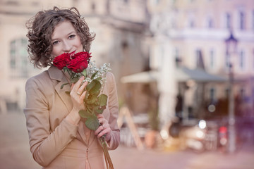 Frau mit roten Rosen