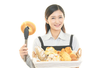 パンを持つ女性