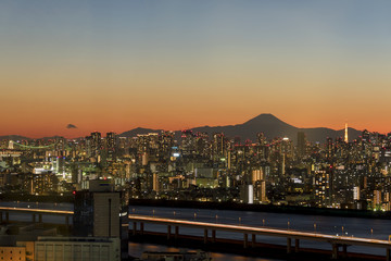 Obraz premium トワイライトの富士山と東京都心の高層ビル群