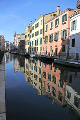 Fototapeta na wymiar reflection on the water of the colorful houses of Venice