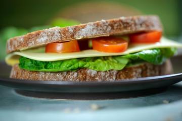 Sandwich mit pflanzlichem Käse, Tomaten und Salat