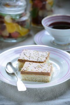 Veganer Kuchen mit bunten Zuckerstreuseln