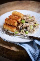 Kroketten mit Soja-Rahm-Gulasch