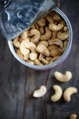 Dose mit Cashewnüssen