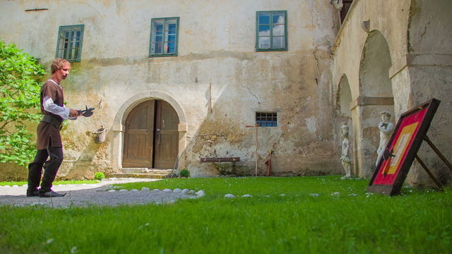 Training of a throwing axe 
